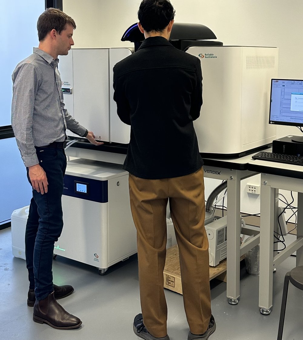 Walkthrough of the Insight TQ9000 LC-MS/MS source and sample introduction during a demonstration session